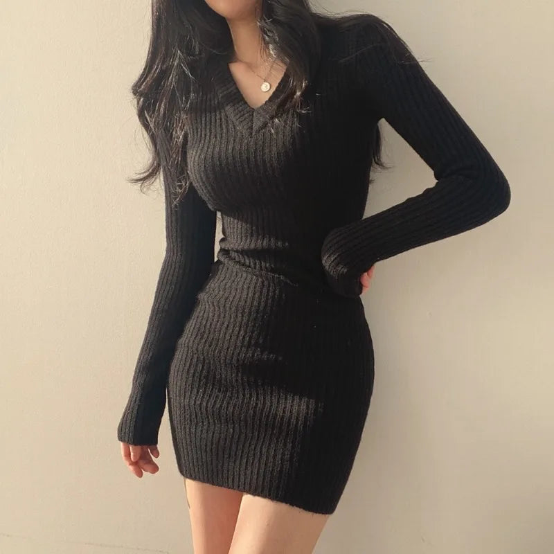 Vintage Knit Elegance – Women’s V-Neck Slim-Fit Dress
