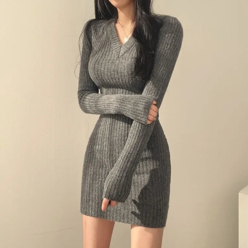 Vintage Knit Elegance – Women’s V-Neck Slim-Fit Dress